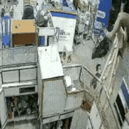 男子内心五味杂陈，明明可以安全落地，非要自由落体

      男子站在人字梯上