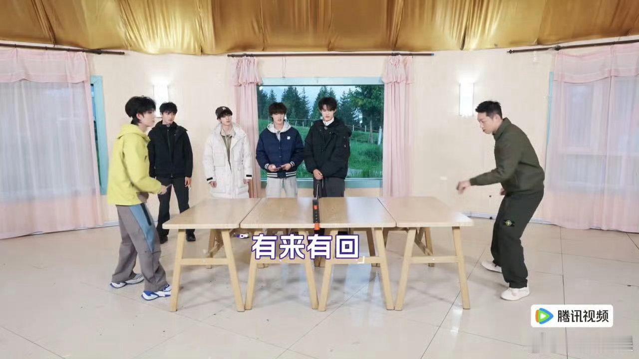 许昕问苏新皓是不是乒乓球校队的 被这段乒乓球互动圈粉！苏新皓和许昕对打从容，每一