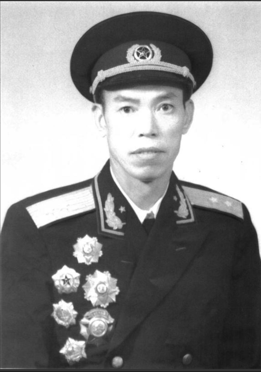 1973年，开国中将梁兴初在化工厂扫地改造，一工人突然喊住他："梁师傅，我交给你