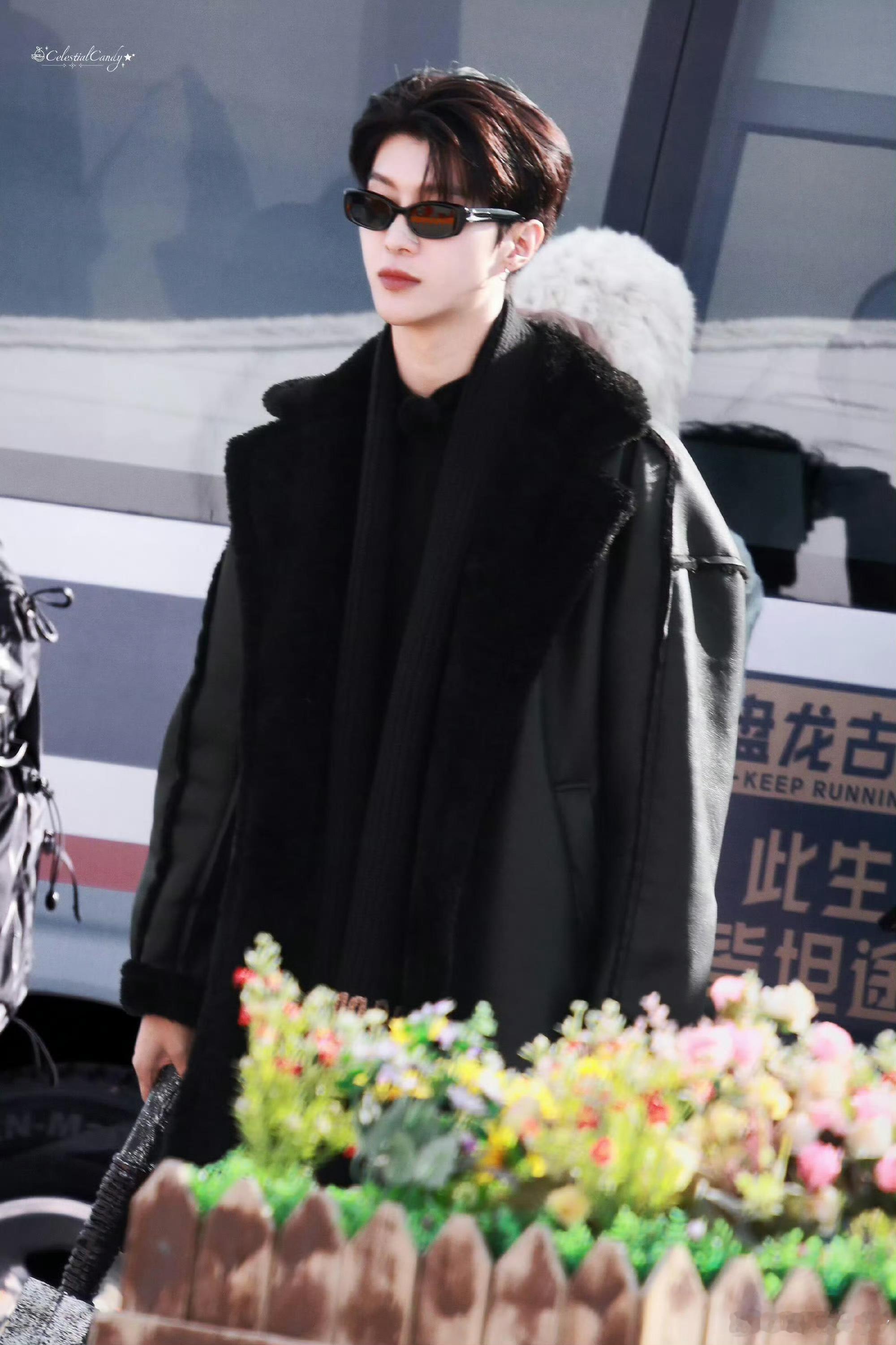 看这生无可恋的表情，玩游戏输了吧