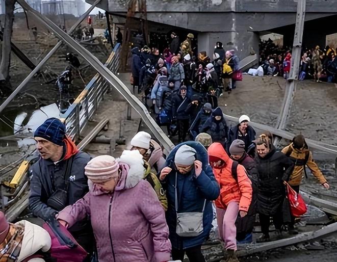 红军城失守后，基辅把七万女兵送进战壕
她们中的大多数两个月前还在医院和学校工作。