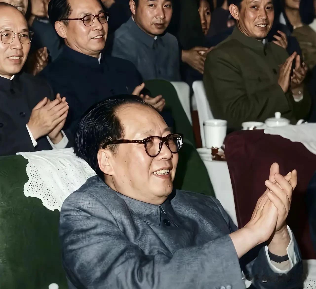 毛主席罕见的戴眼镜镜头
