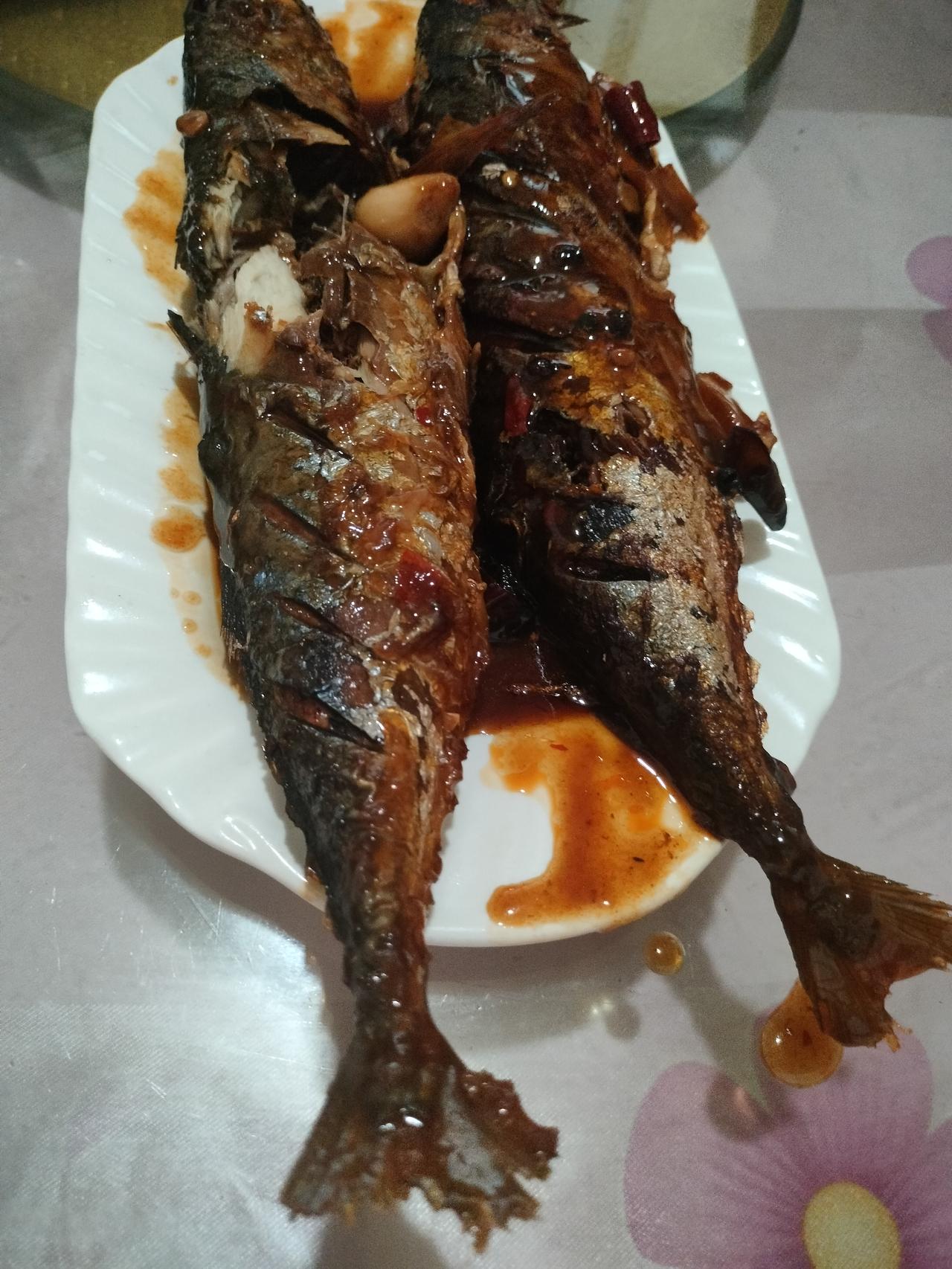 在老家一早去吃饭，就遇到了问题。
我们管这种鱼叫刀鱼，跟东北人学的；但是妹妹却说