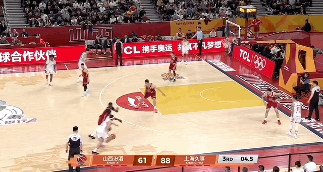 小胖压哨三分命中，三节打完上海队投中17记三分，今天真是鲨疯了！山西男篮vs上海