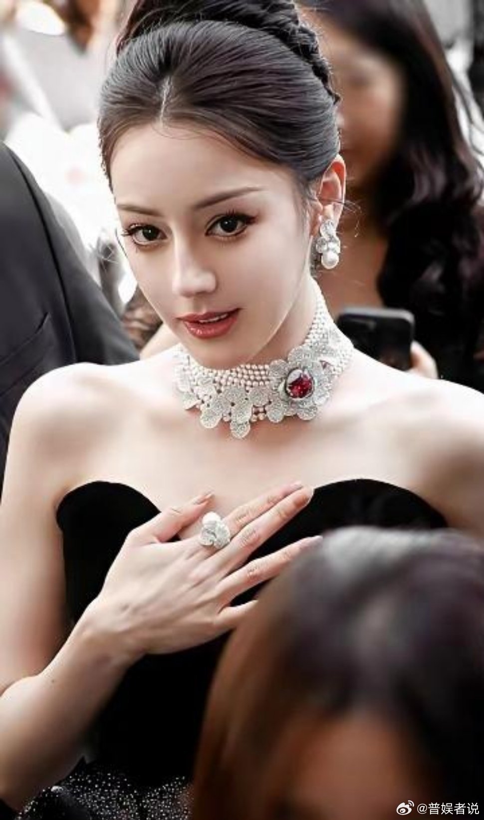 不查不知道，查了才发现，迪丽热巴的新经纪人大有来头，他可是张小斐的前经纪人。网传