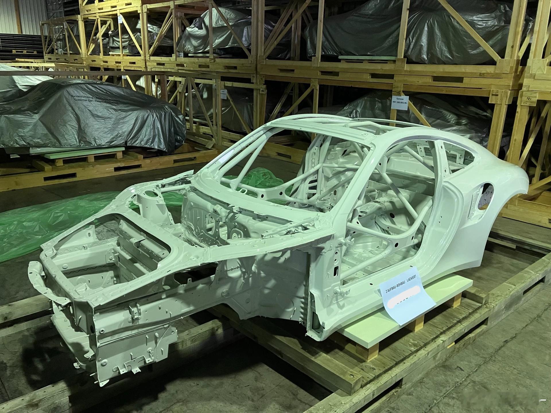 前备箱的迭代1、如今的前备箱思路还比较原始，先在机舱腾出空间，再把工程塑料制成的