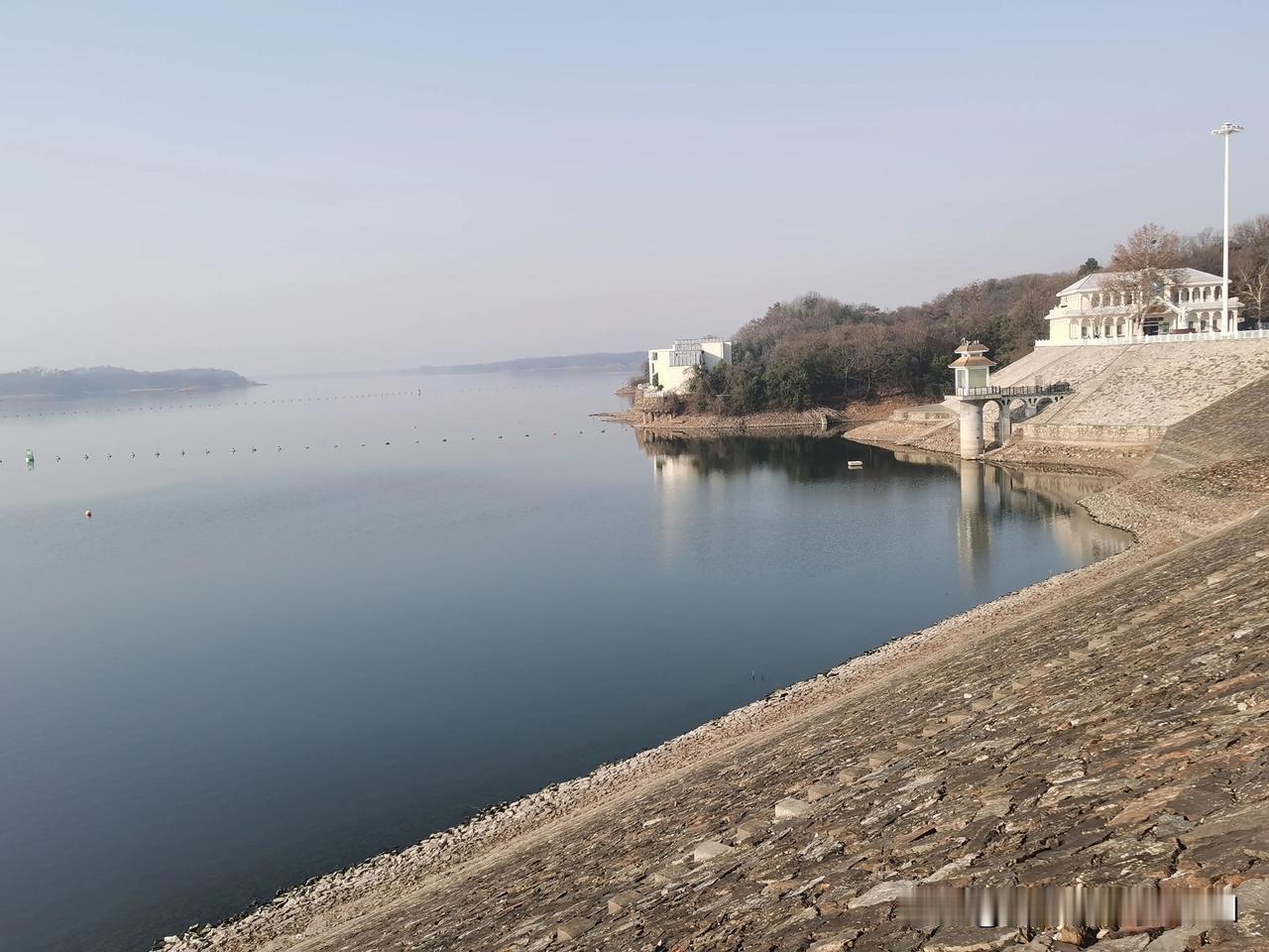 今天的南湾湖万里澄碧、水平如镜，一大早来南湾湖打卡的游客纷至沓来，都想趁乙巳蛇年