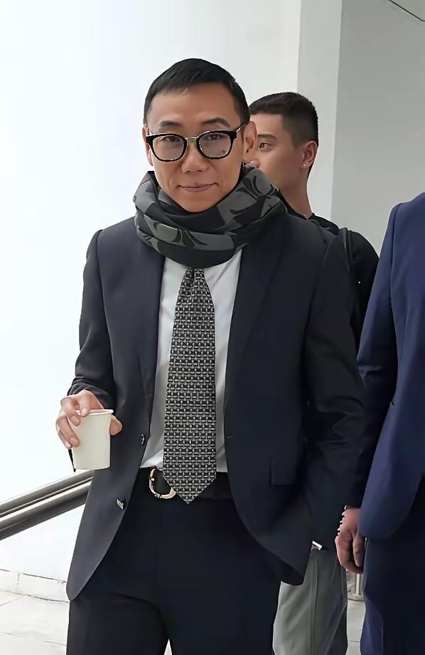 张柏芝这次恐怕又是被最信任的人“背刺”了！
因为太单纯被前经纪人告上法庭，甚至还