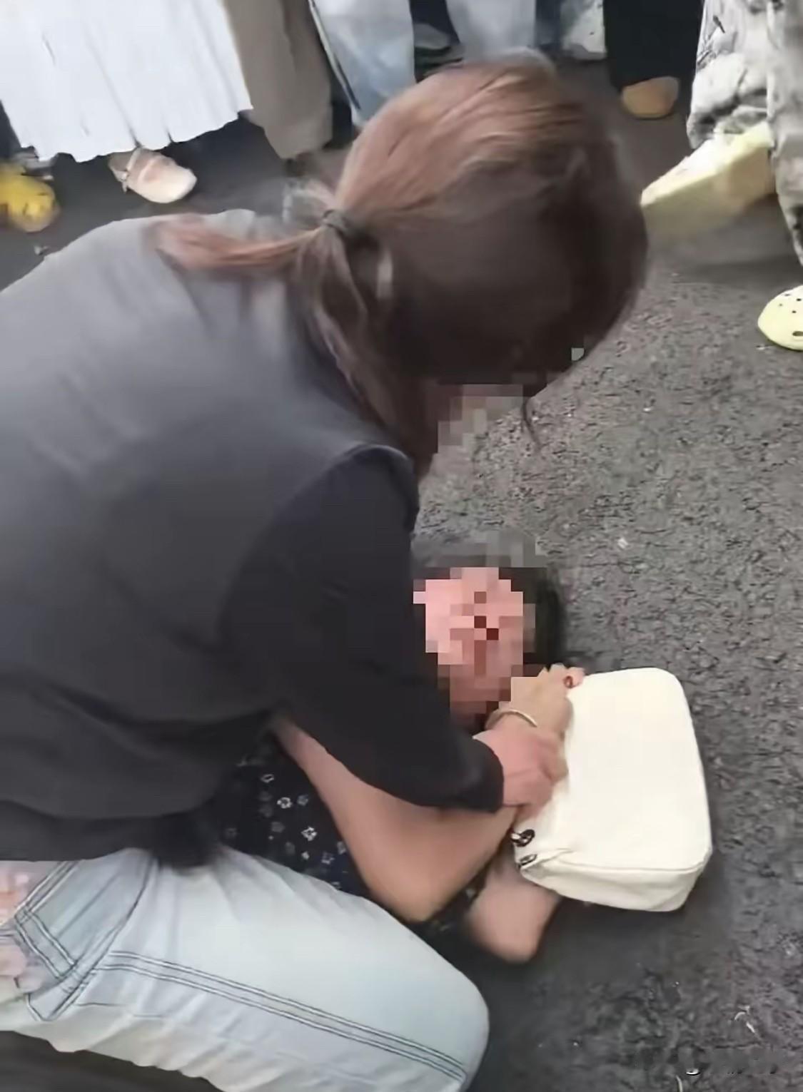 大快人心！“女子当街早殴打扒裤”最新进展来了！殴打女子的两个大妈均被刑拘！

近