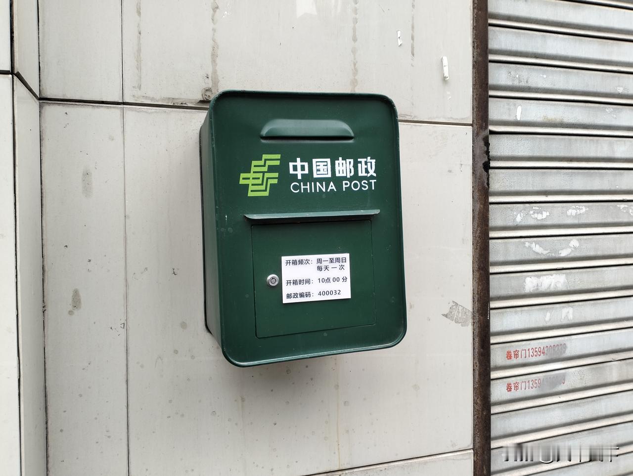 路边看到的信箱，你有多少年没有写过信寄过信了？在过去座机电话都不普及的年代，人们