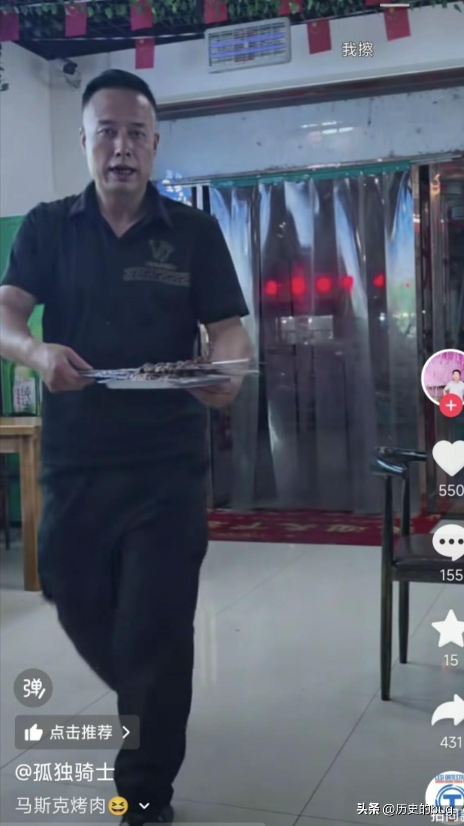 真是一张脸拯救一家店啊！近日，陕西铜川一位饭店老板在网络上爆火，因为他长得像一个