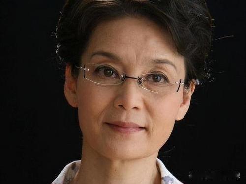 72岁潘虹，亲手推掉所有戏约，在家寸步不离照顾92岁老母亲。
 
别人眼里她是气