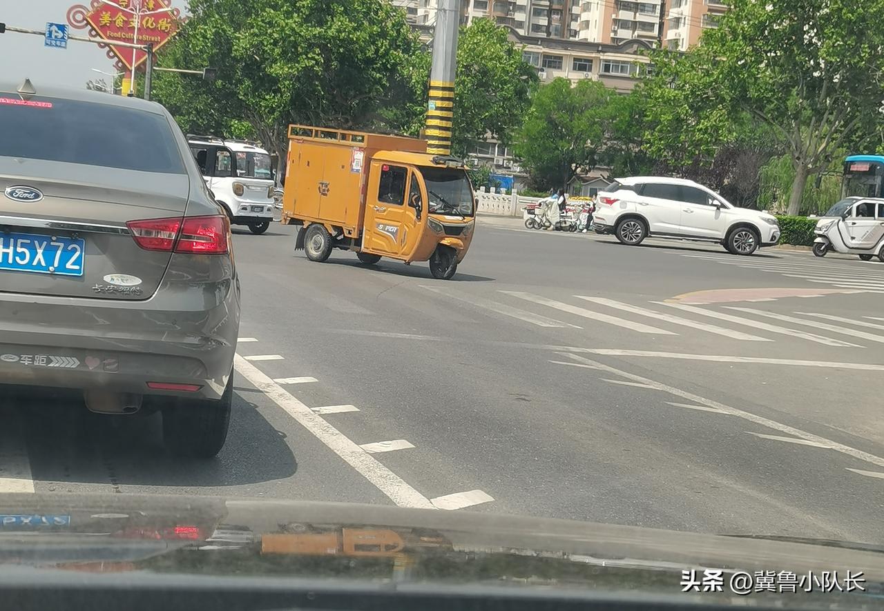 大家有没有发现，现在很多县城的城市道路，都搞了这种可变车道。但是实际上，这种可变