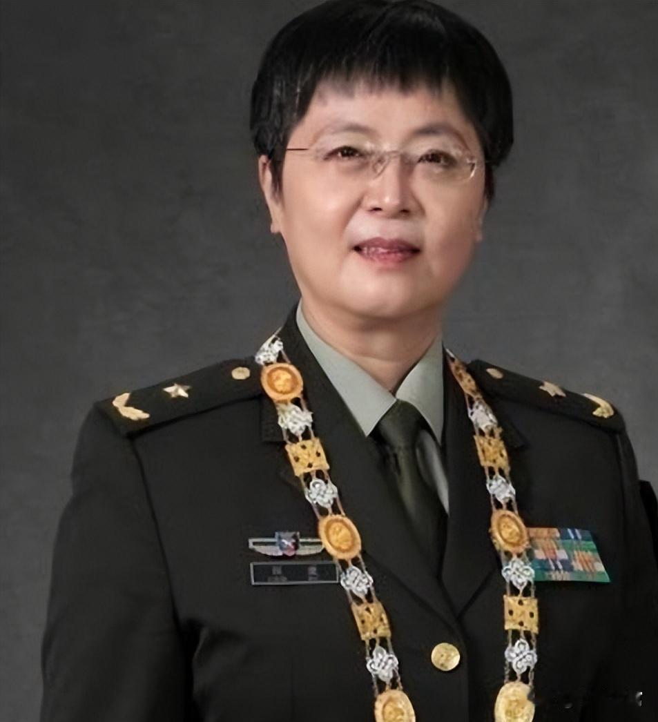 请您为伟大的女科学家陈薇少将停留1秒钟，她是中国工程院院士，为国铸盾的巾帼英雄。