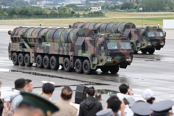 10月1日，是中国国庆日，也是韩国国军建军76周年，在纪念活动上世界最重弹头导弹