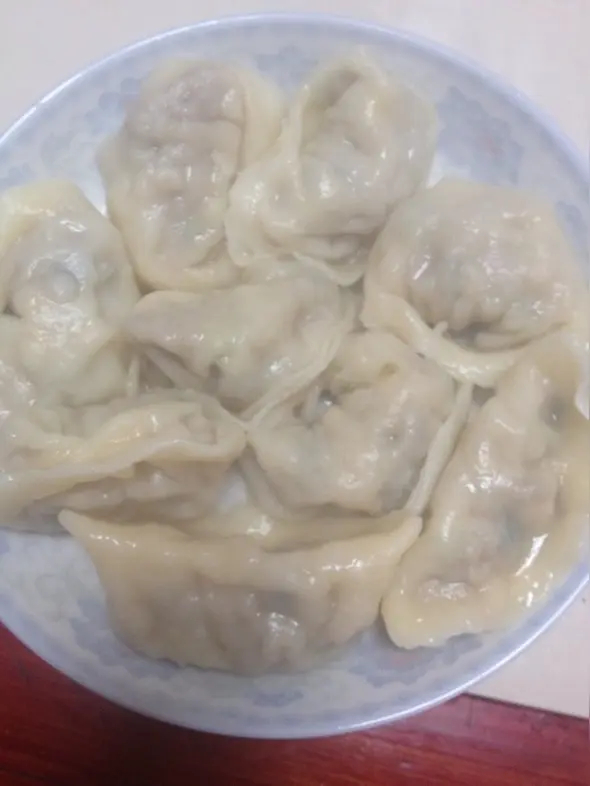 饺子一吃团圆味就有了冬天的幸福是一碗饺子给的 奶奶总说“饺子要边包边聊才香”。她