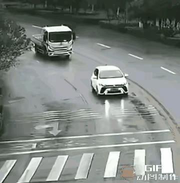 要么是司机疏忽没有锁死，要么是车辆缺陷，关键是车头这样了，还能继续开？多少在设计