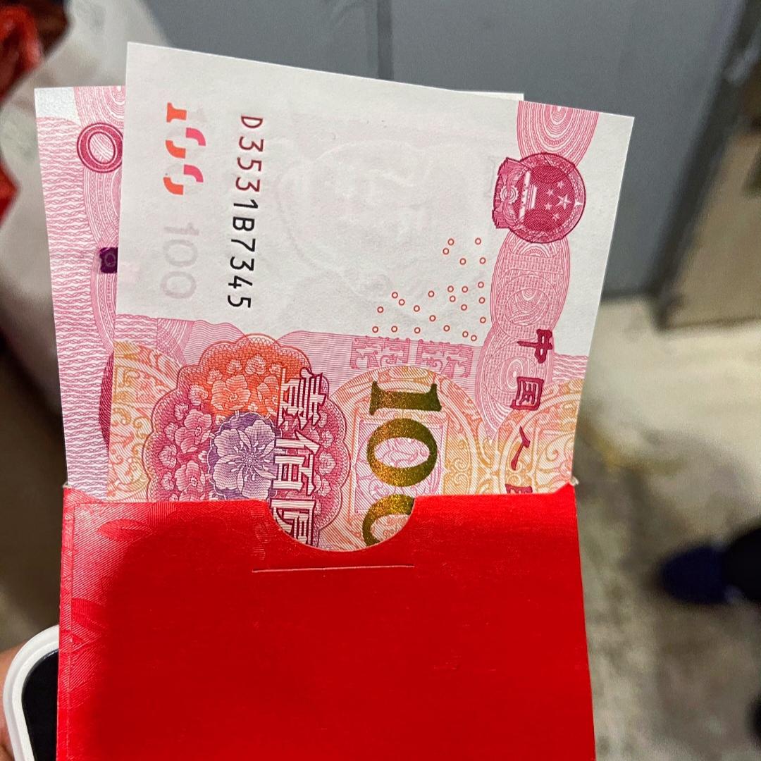 这话听着有理，但实际上偷换概念，因为压岁钱的本质是人情往来的产物。

当你收了别
