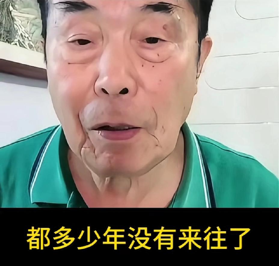 何庆奎78岁了，一点儿也不糊涂。
昨天发视频说跟闫学晶一点儿也不熟。微信电话都没