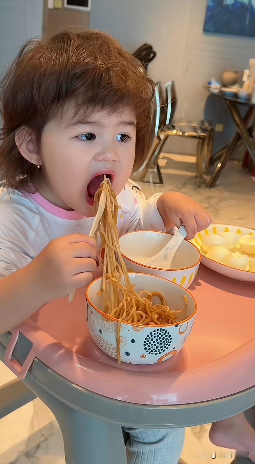 阿迪还会给凯莉做中餐？面条，白米粥，煮鸡蛋？还真是没想到！

小凯莉的胃口是真的