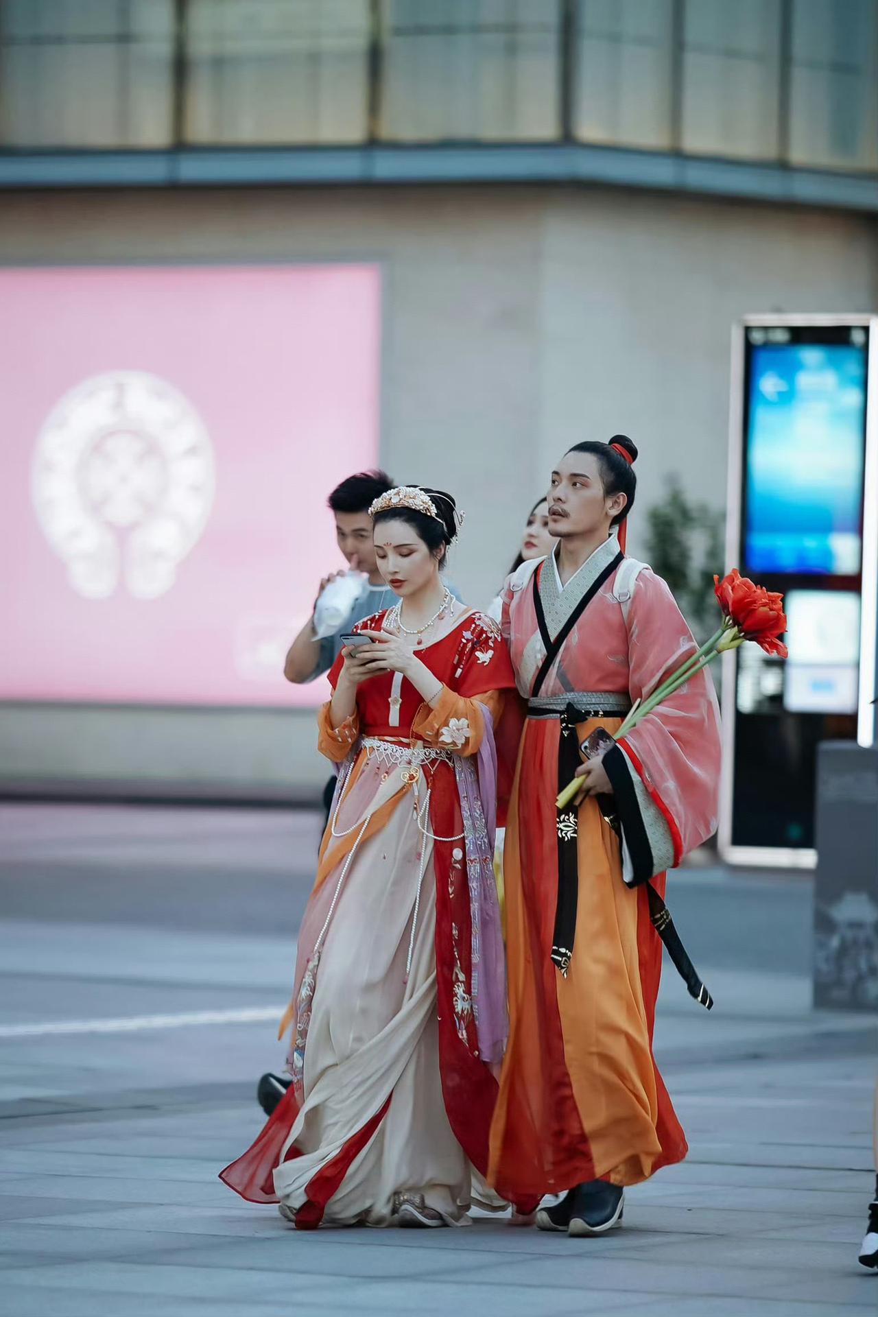 杭州街头的“娘子和相公”