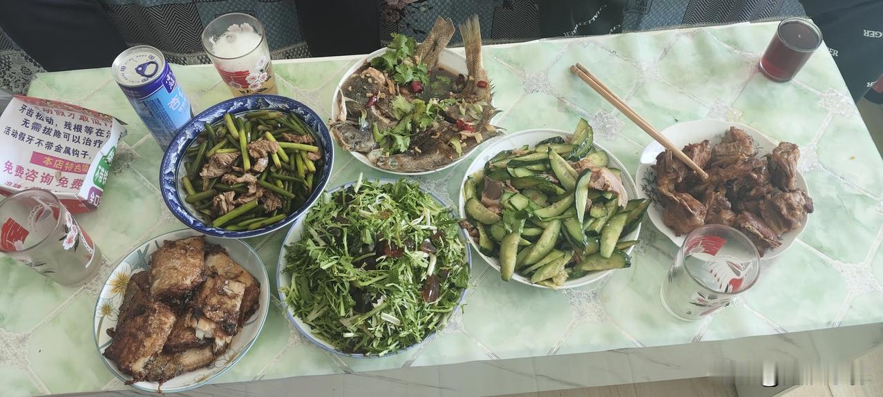 国庆家宴记：自制佳肴，意外的紫光米与茶余韵🍵
亲爱的朋友们，
国庆长假期间，我
