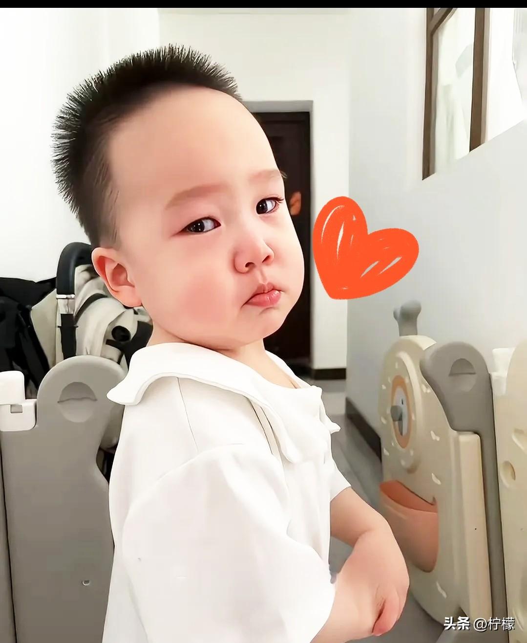 今天我看到好几个人在说，
网上有些人在喷一个叫米乐的小宝宝。这孩子在网上挺火的，