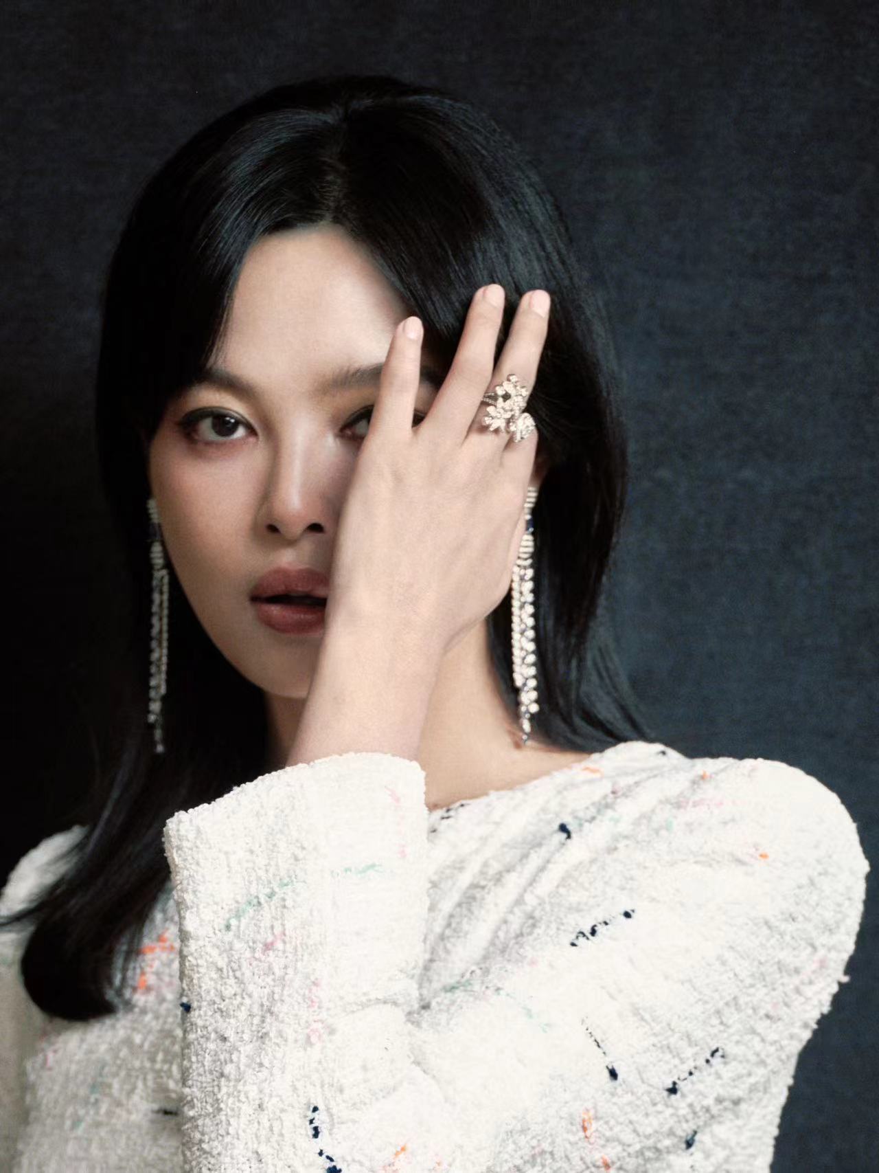 #辛芷蕾白色顶级高定裙# 今日，身穿白色顶级高定裙出席上海国际电影节，全套小香风