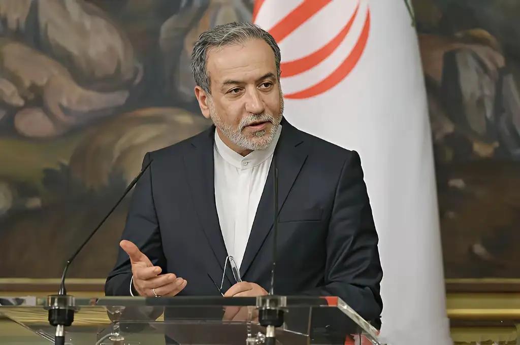 伊朗外长阿拉格齐说，“跟美国谈判，谈一次挨一次打。过去一年来，美伊一共谈了两次，