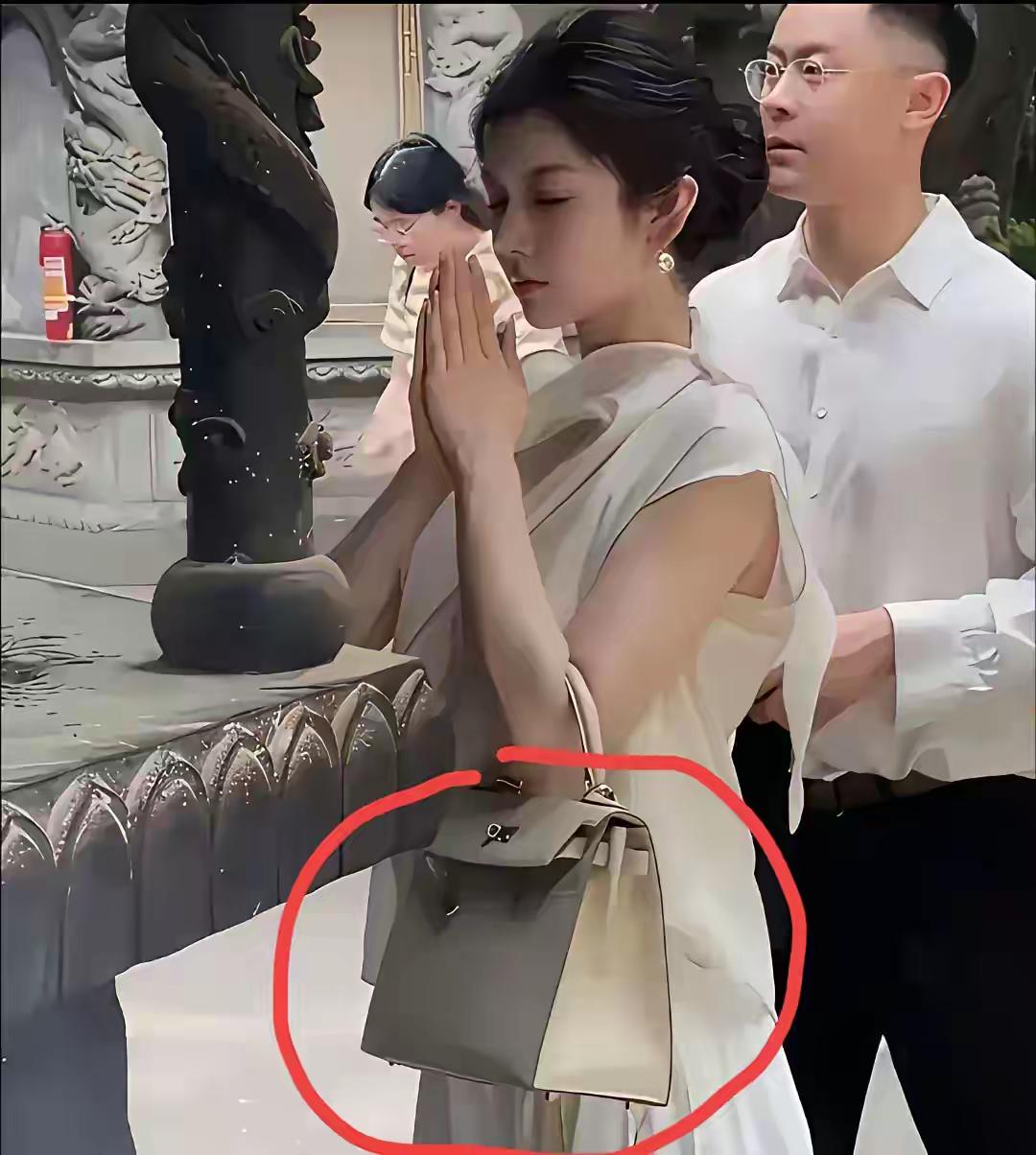 她求的事一定很不一般吧？要颜有颜  要钱有钱