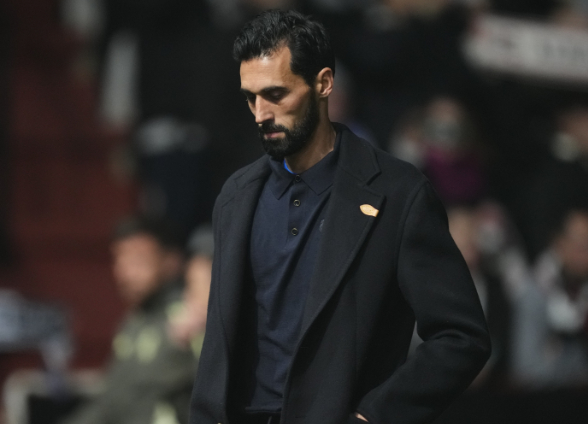 据《每日体育报》报道，阿韦洛亚与皇马更衣室及董事会之间关系紧张。在欧冠出局、西甲