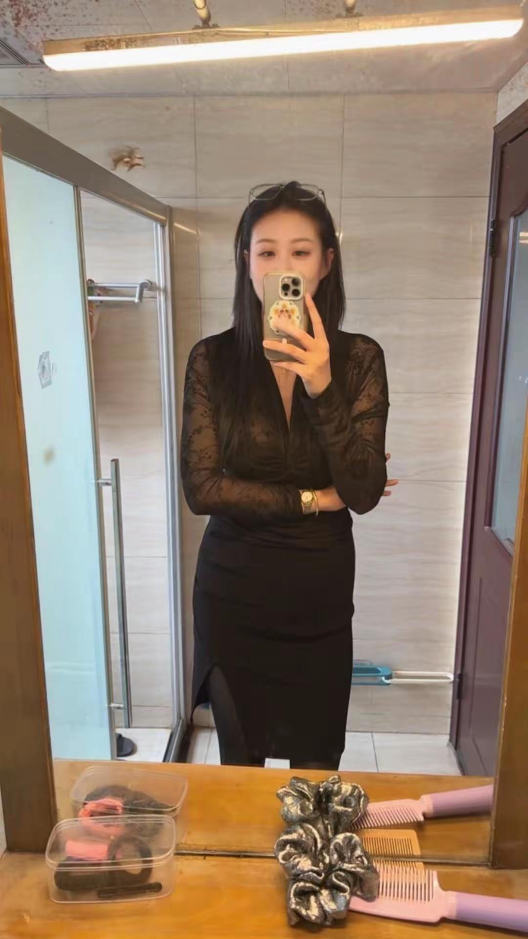 今天出门上班，带好心情上班 
出门照镜子，好好梳妆打扮，美丽心情一整天。友友们今