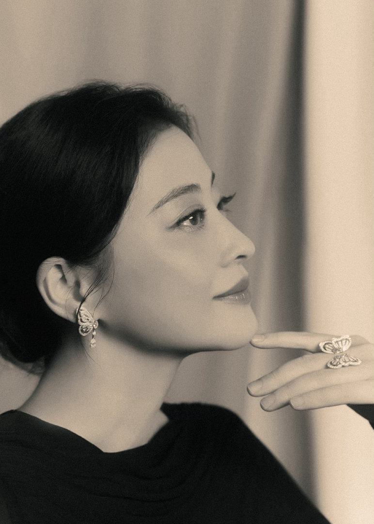 梅婷杨紫牵手走红毯梅婷杨紫牵手入场梅婷杨紫牵手现身白玉兰红毯，剧中动人母女线下温