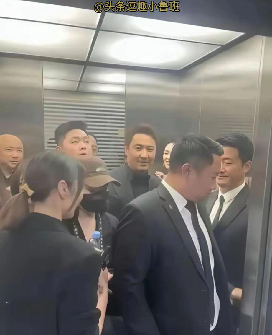 假如你进了电梯，第一句话怎么说才能镇住全场？