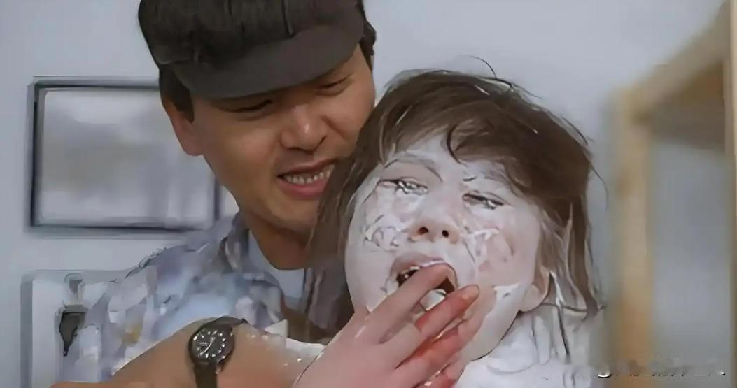 1987年，那个上海来的亚姐冠军，被周润发一脚踹进玻璃渣堆，后来又当众被他砸了满