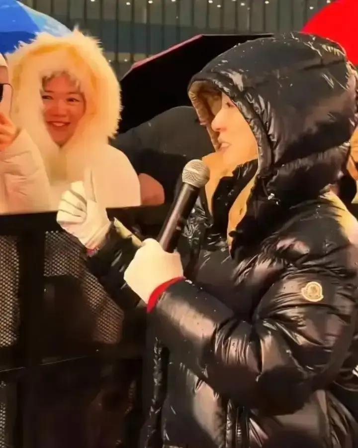 唐艺荆州演出被暴雪喊停，她没溜，把队伍拉进万达中庭，清唱加签名，硬是把几千人的失