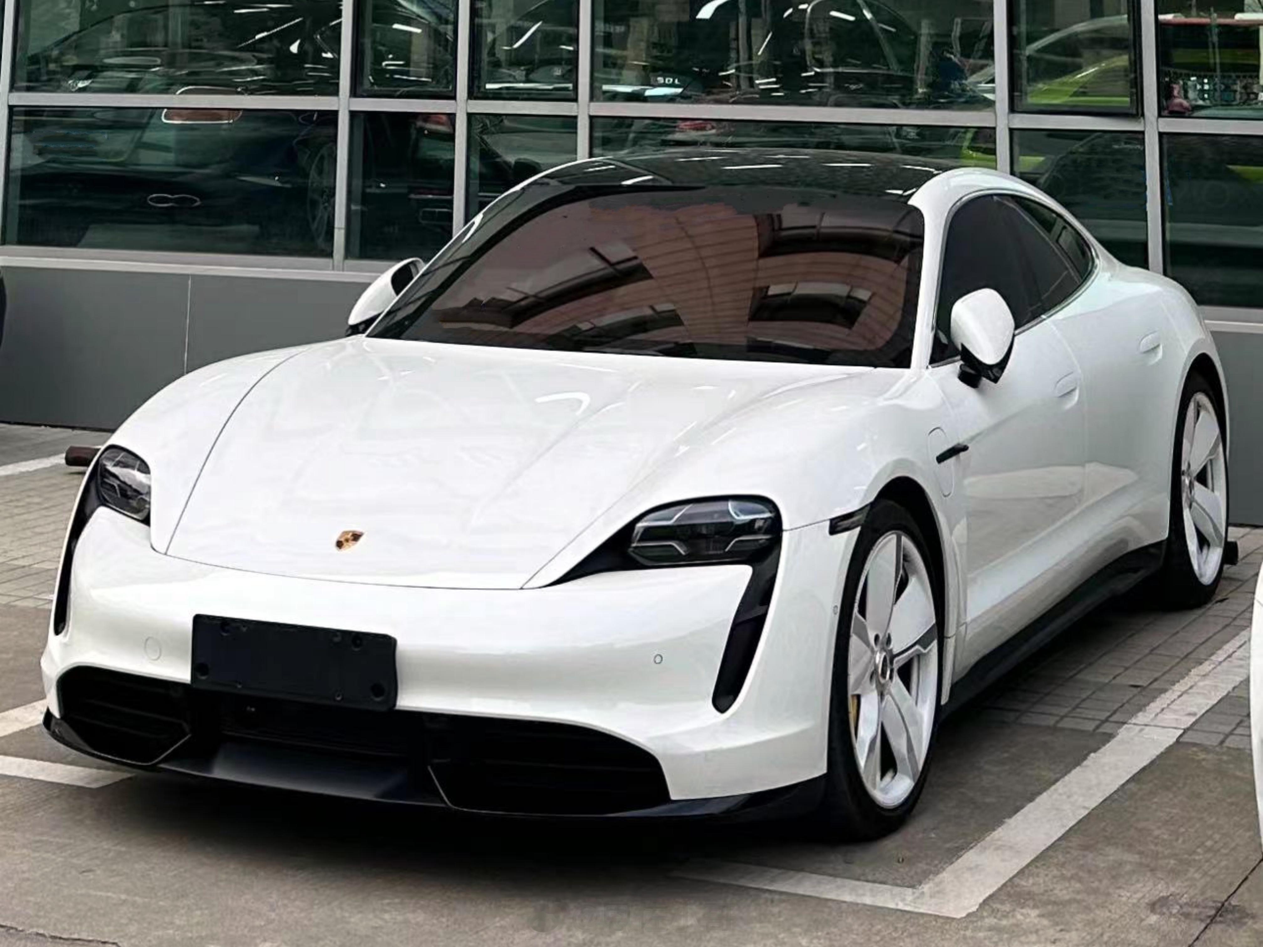 保时捷 Taycan Turbo S 白外/黑米2020年12月上牌，仪表160