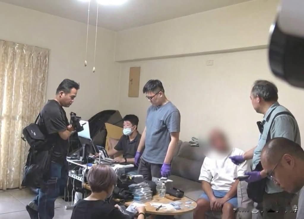 两年经手17.1亿元赃款！男子把虾皮电商平台改造成大型洗钱水房
 
两年经手赃款