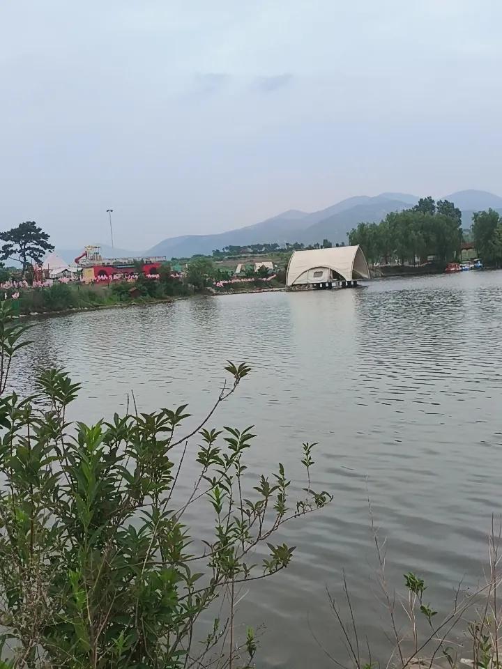 这是拍摄于肥城市潮泉镇天鹅湖区的沧浪湖，节假日大人小孩游玩的好地方。
领着孩子，