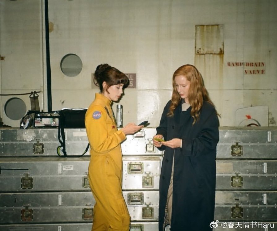 桑德拉·惠勒在《挽救计划》的两张片场照 