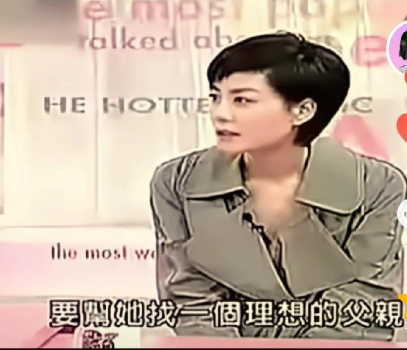 和窦唯离婚后的王菲独自带着窦靖童生活。
主持人问她：会不会帮女儿找一个理想的父亲