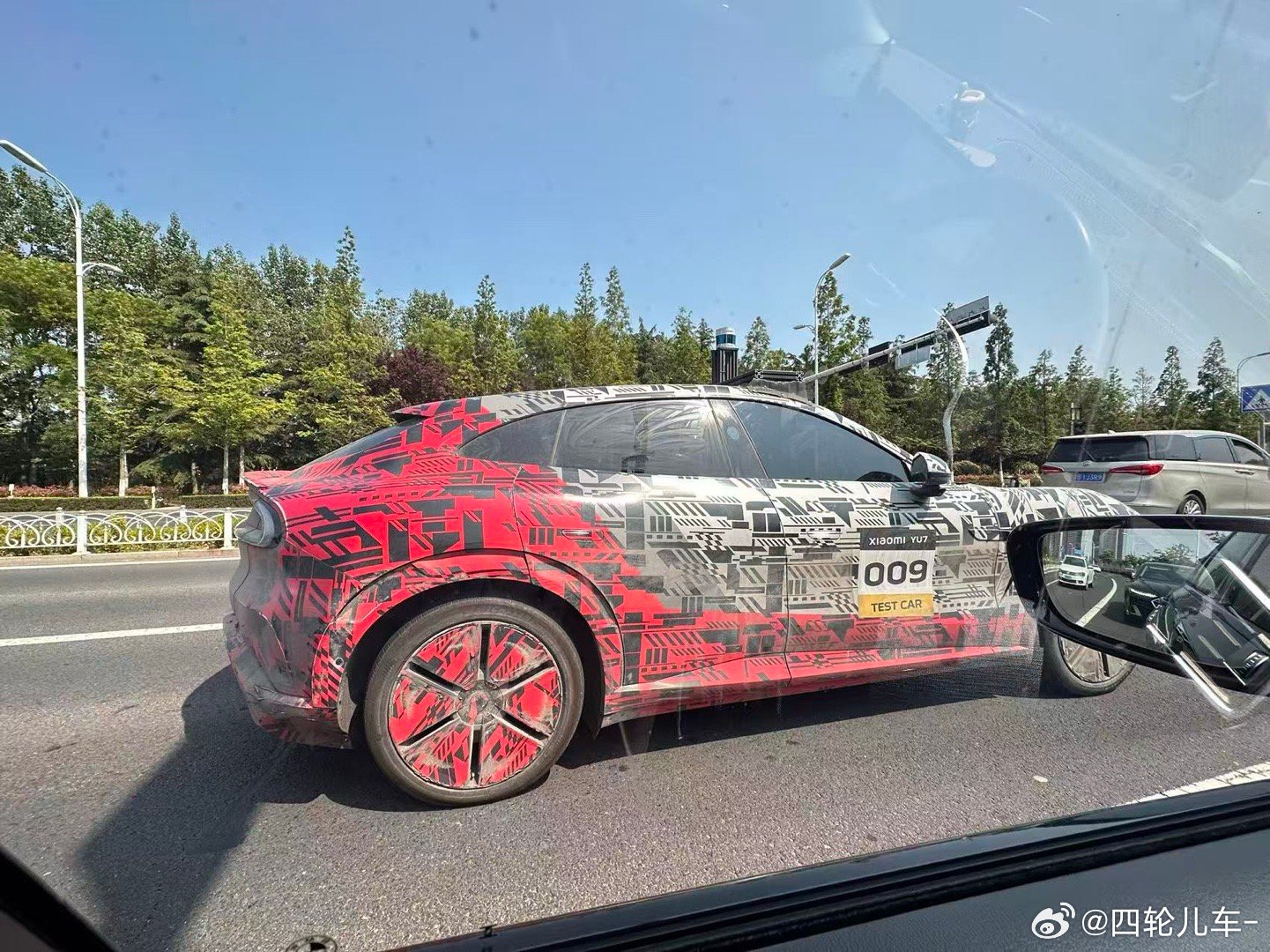 汽车[超话]  路遇小米YU7伪装路试车，没太多伪装的必要了～小米[超话]小米汽