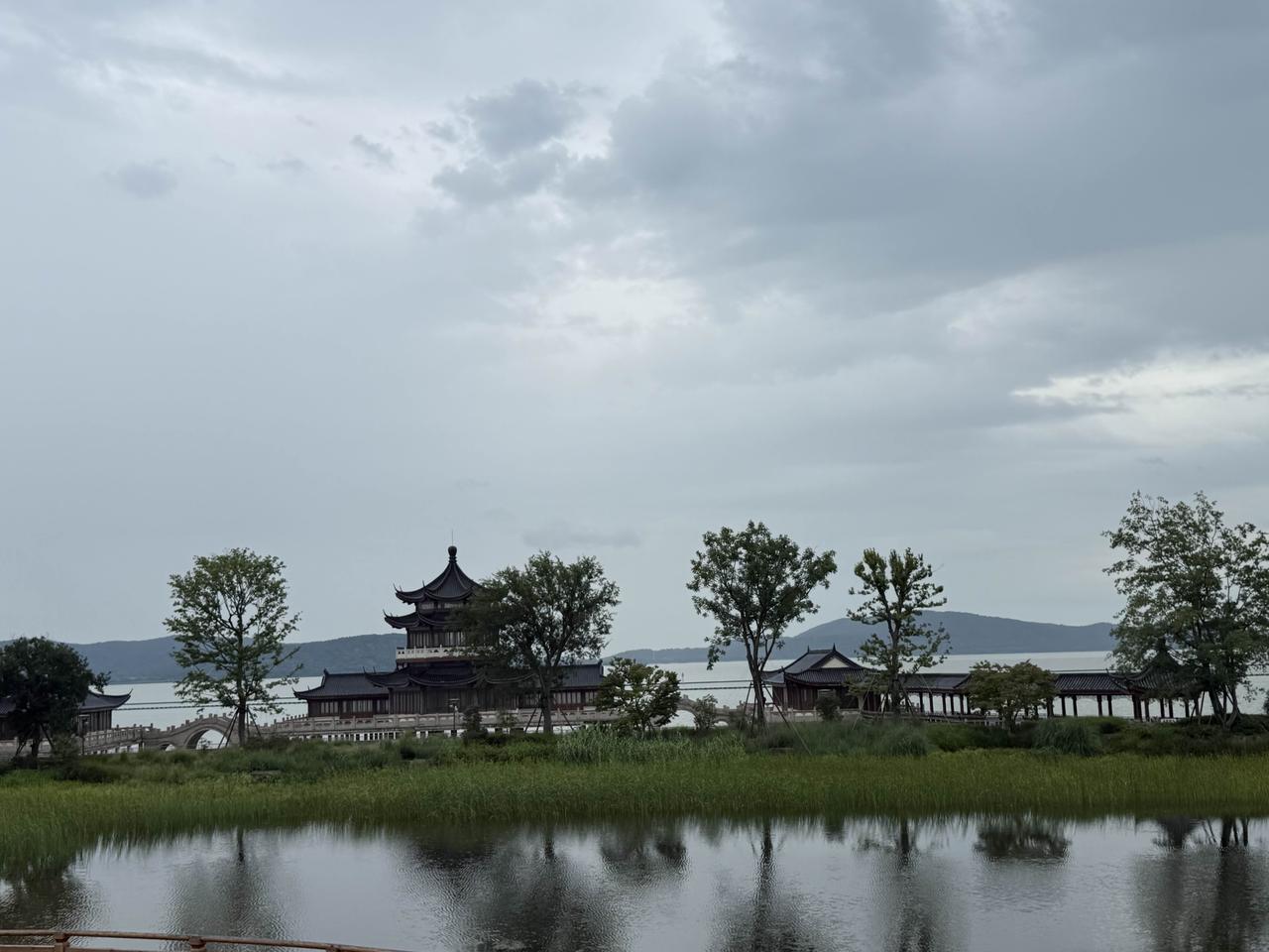 穿过10公里的太湖隧道和6公里的竺山湖隧道，40分钟的车程，就从无锡来到大拈花湾