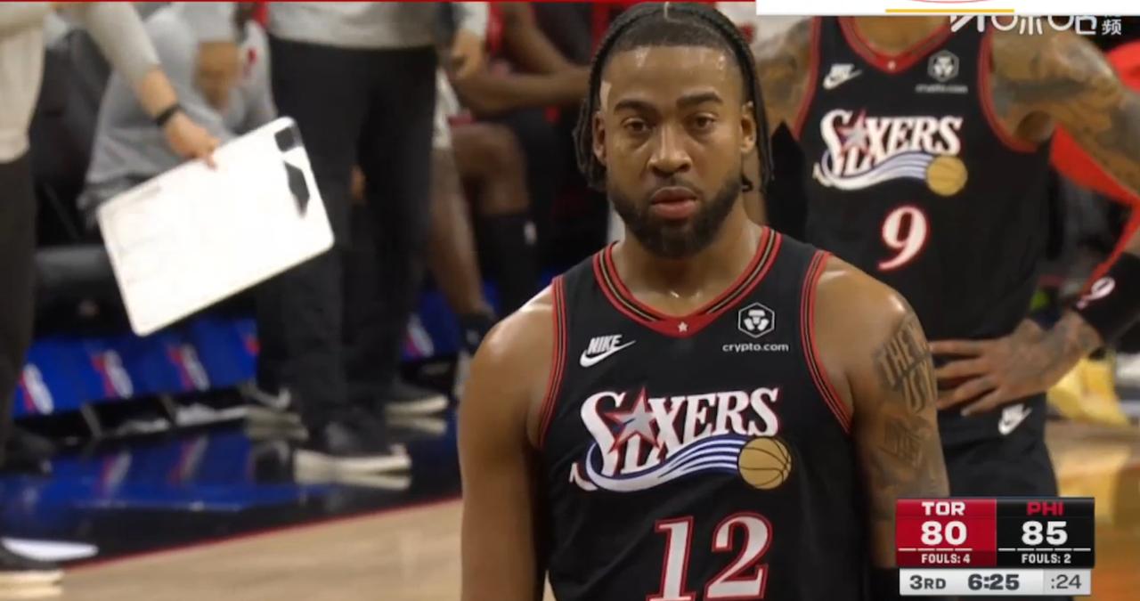 76人曾经开局4战全胜，不过后面有两连败。球队核心马克西开赛至今场均贡献 37.