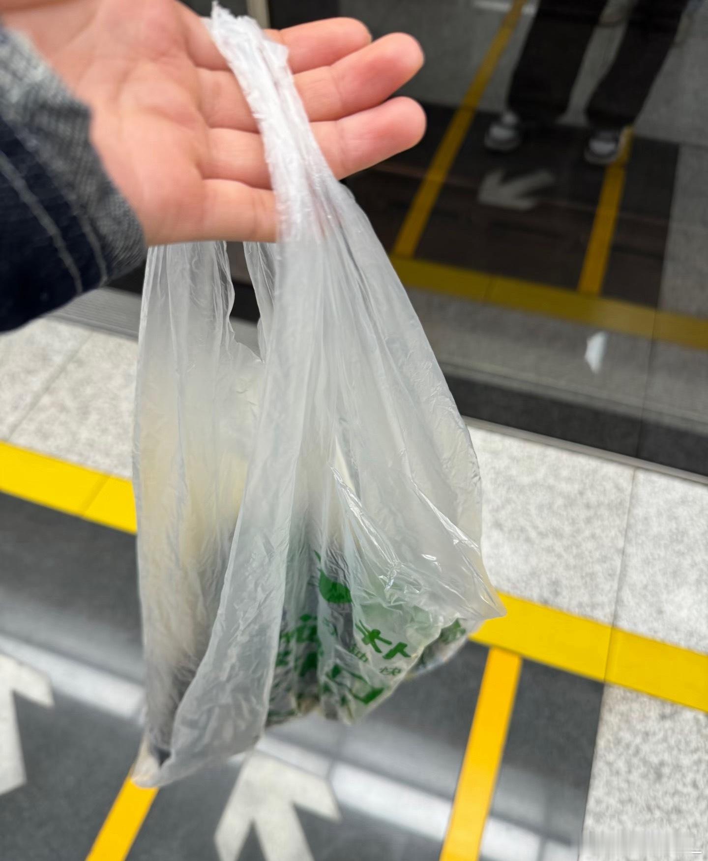 一代人有一代人的漂亮包不同年代的包包藏着独属于自己的审美。长辈偏爱质感厚重的真皮