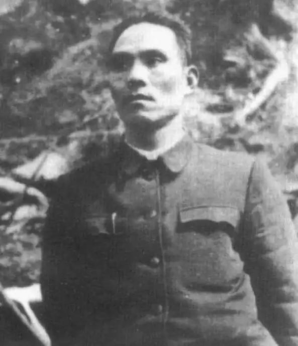 1987年韦杰病逝，妻子主动将他名下豪车交还成都军区，军区很为难的回答道：这个档