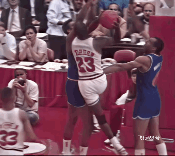 感受一下NBA80年代的防守！
想感受NBA80年代的防守，那可真是粗野又刺激。