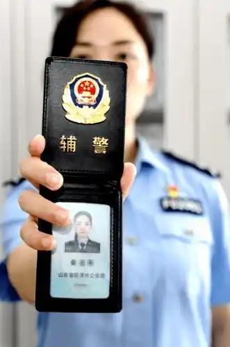 辅警参与的传唤行为是否合法，关键在于是否有民警在场并主导。

无论执行者是谁，口