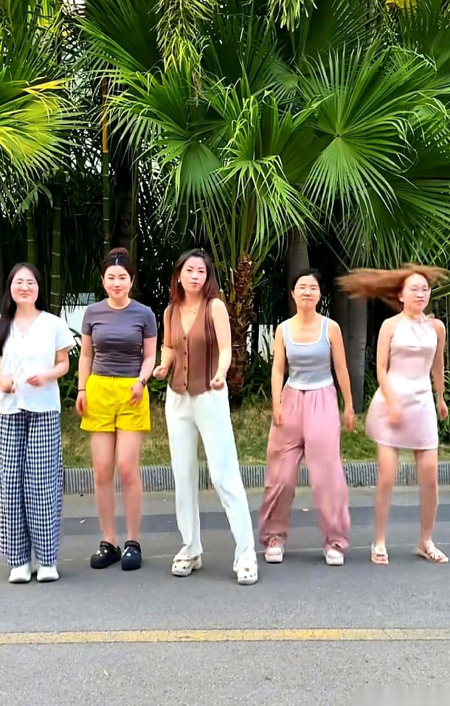 一个花了万把块学化妆的CC，一个身材纤细又会穿搭的娜姐。
两人站一块，按理说，镜