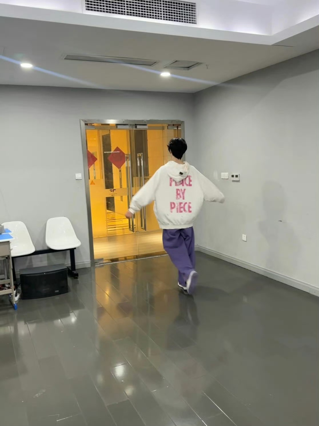 李煜东搞抽象 李煜东最新营业🈶好你个小伙子，顶着一张帅脸搞抽象高清怼脸无敌帅又